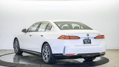 Alpine White 2026 BMW i5 xDrive40