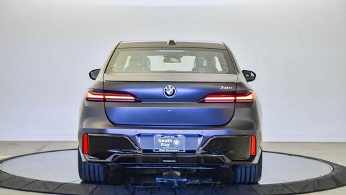 2026 BMW 740 i