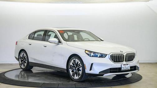 Mineral White Metallic 2026 BMW 530 530i