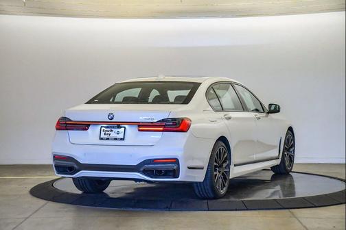 2022 BMW 740 i