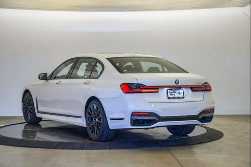 2022 BMW 740 i