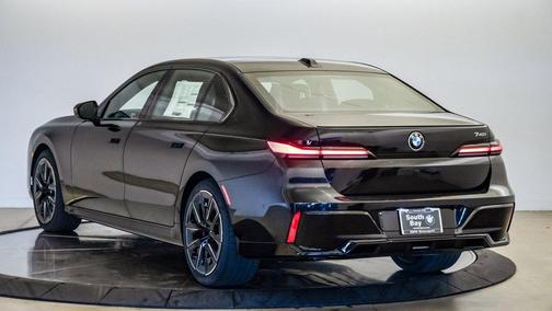 2026 BMW 740 i