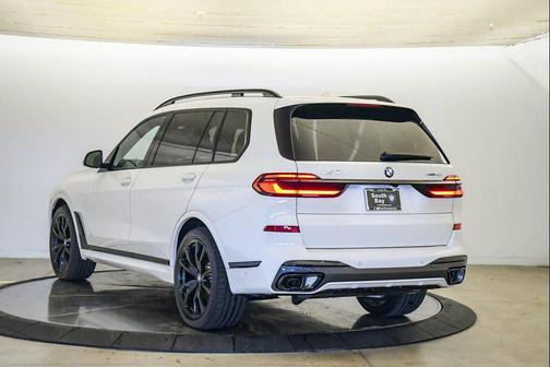 Alpine White 2026 BMW X7 xDrive40i