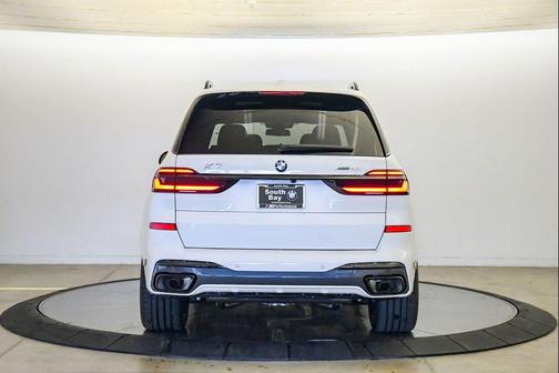 Alpine White 2026 BMW X7 xDrive40i