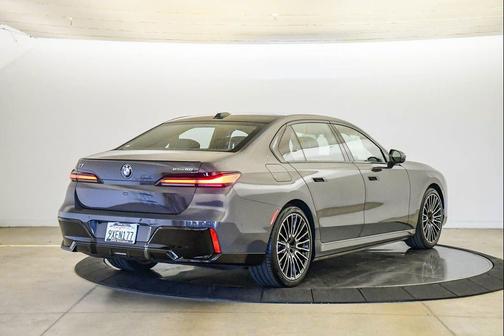 Dravit Grey Metallic 2025 BMW i7 eDrive50