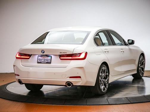 Alpine White 2026 BMW 330 330i