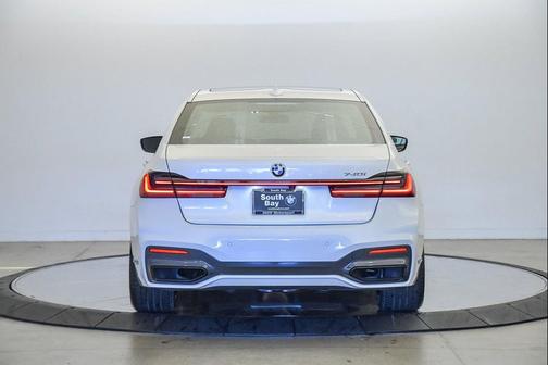 2022 BMW 740 i