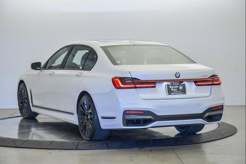 2022 BMW 740 i