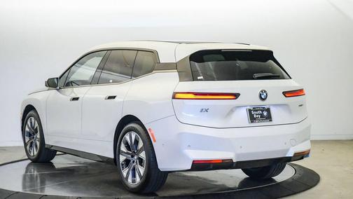 White Metallic 2026 BMW iX xDrive60