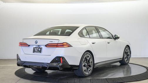 Mineral White Metallic 2027 BMW i5 eDrive40