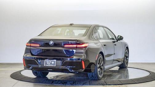 2026 BMW 750e i xDrive