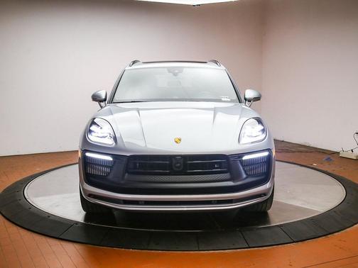 Dolomite 2023 Porsche Macan Macan GTS