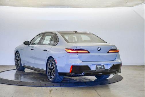 2026 BMW 750e i xDrive