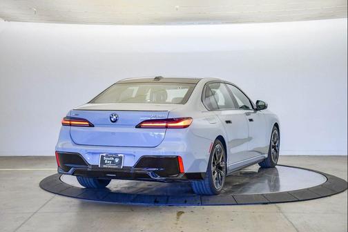 2026 BMW 750e i xDrive