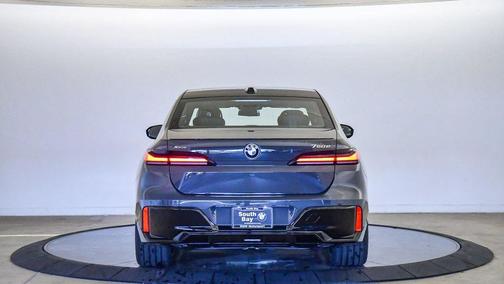 2026 BMW 750e i xDrive