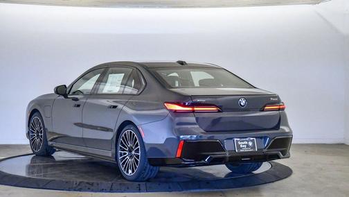 2026 BMW 750e i xDrive