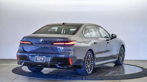 2026 BMW 750e i xDrive