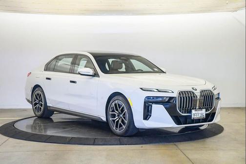 Alpine White 2023 BMW 740 i