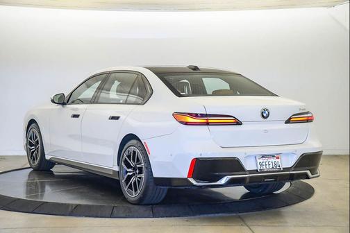 Alpine White 2023 BMW 740 i