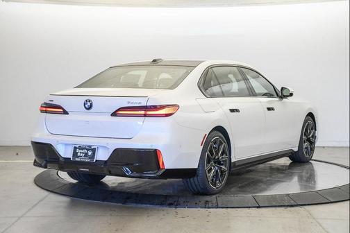 Mineral White Metallic 2026 BMW 750e i xDrive