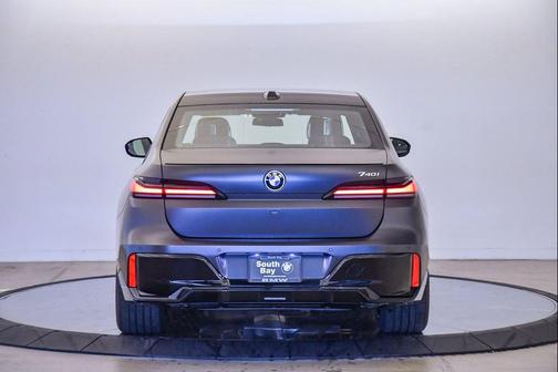 2025 BMW 740 i