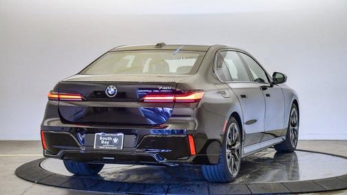 2026 BMW 740 740i