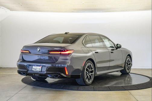 Dravit Grey Metallic 2023 BMW 760 i xDrive