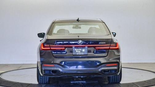 2022 BMW 740 i
