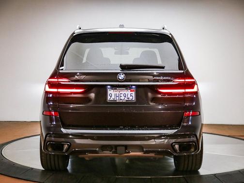 Black Sapphire Metallic 2024 BMW X7 xDrive40i