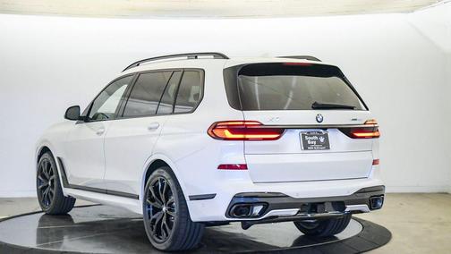 Mineral White Metallic 2027 BMW X7 xDrive40i