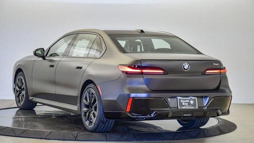 2026 BMW 740 i