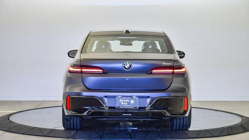 2026 BMW 740 i