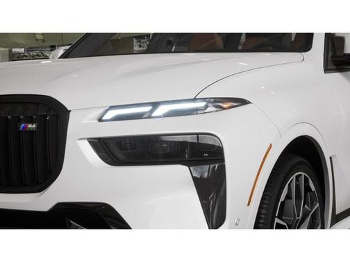 Mineral White Metallic 2027 BMW X7 M60i