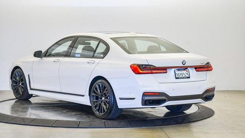 2022 BMW 740 i