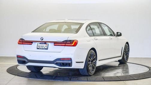 2022 BMW 740 i