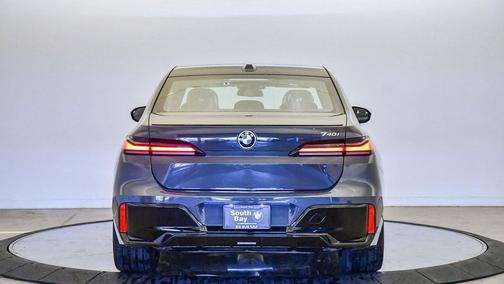 2026 BMW 740 i