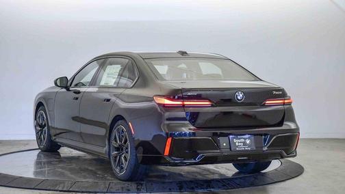 2026 BMW 750e i xDrive