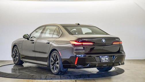 2026 BMW 750e i xDrive