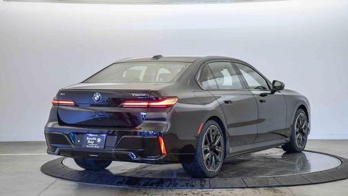 2026 BMW 750e i xDrive