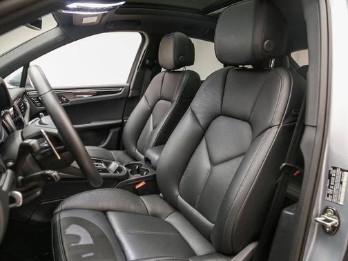 Dolomite 2026 Porsche Macan Macan
