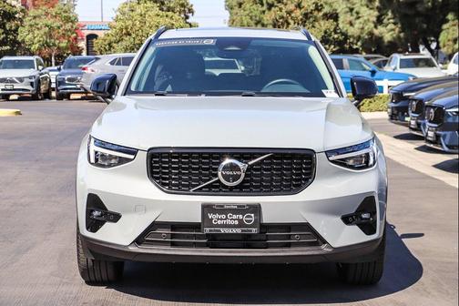 Vapour Grey Metallic 2026 Volvo XC40 Ultra, B5 AWD Gas (mild hybrid), Dark