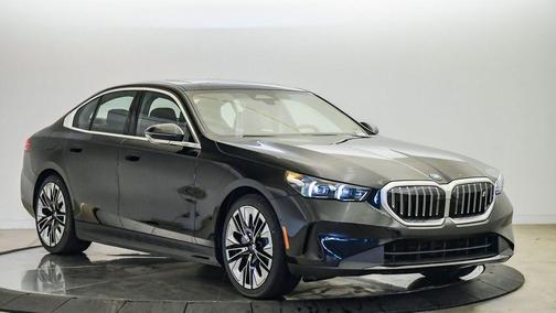Black Sapphire Metallic 2026 BMW i5 xDrive40