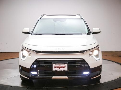Snow White Pearl 2024 Kia Niro Touring
