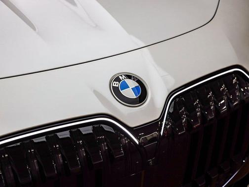 Mineral White Metallic 2026 BMW 740 740i