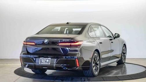 Black Sapphire Metallic 2026 BMW i7 xDrive60