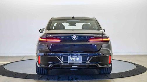 Black Sapphire Metallic 2026 BMW i7 xDrive60