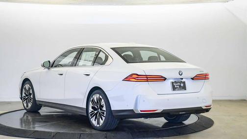 Alpine White 2026 BMW 530 530i