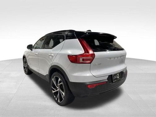 2022 Volvo XC40 T5 R-Design