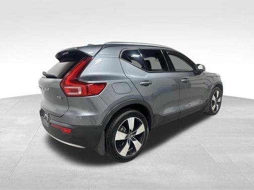 Gray Metallic 2019 Volvo XC40 MOMENTUM