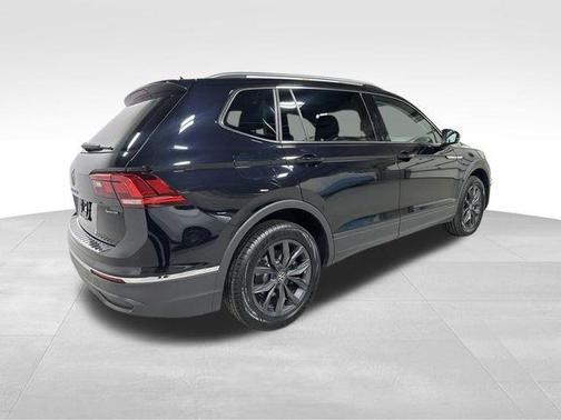 Deep Black Pearl Effect 2024 Volkswagen Tiguan 2.0T SE